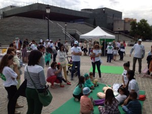 Dcenas de ciudadanos visitan #xtusalud Granada