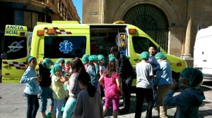 Ninos visitando una ambulancia