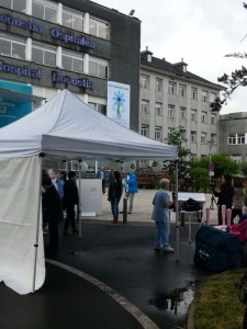 Preparando la Feria de los Cuidados frente al Hospital Donosti #xtusalud